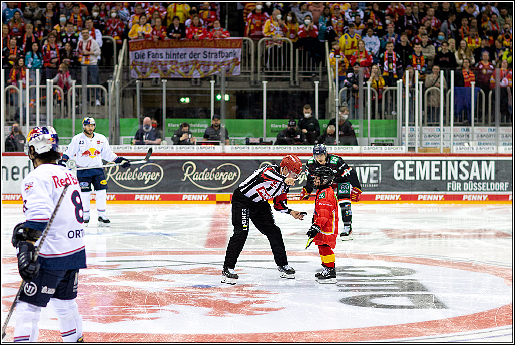 PENNY DEL Viertelfinale 4. Spiel; Duesseldorfer EG - Red Bull Muenchen; Duesseldorf, 16.04.2022